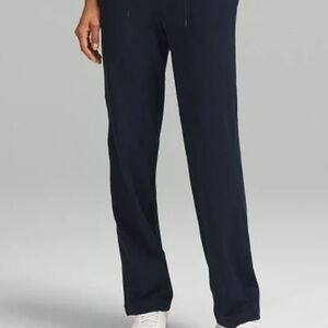 Lululemon Soft Jersey Straight-Leg Mid-Rise Pant
Regular size 4